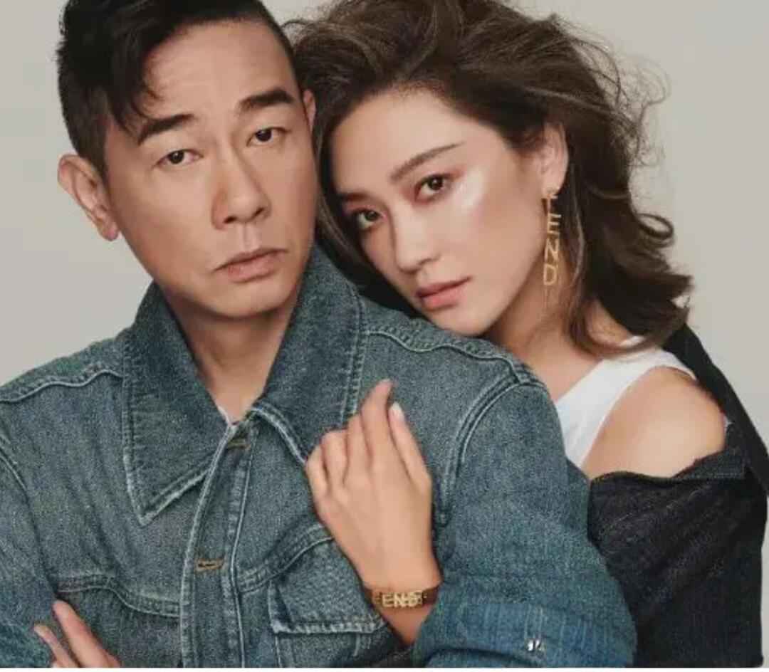 陈小春应采儿一家四口去海边度假