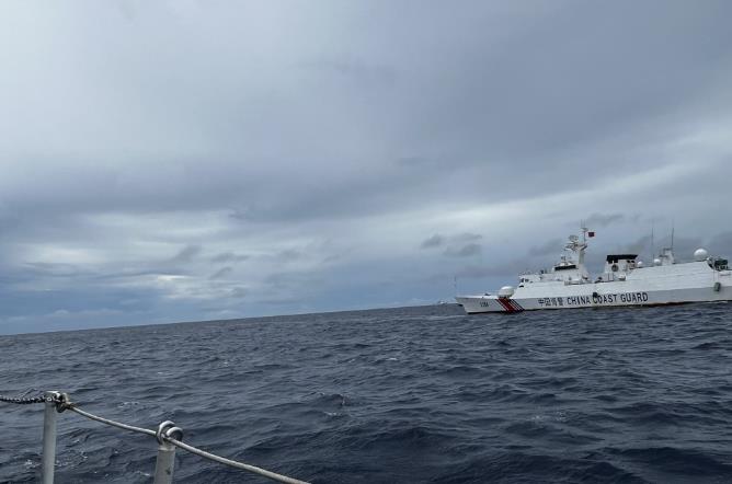 关键时刻055大驱赶往仙宾礁，菲律宾海警见势不妙，假意服软，改用这招对付中方？
