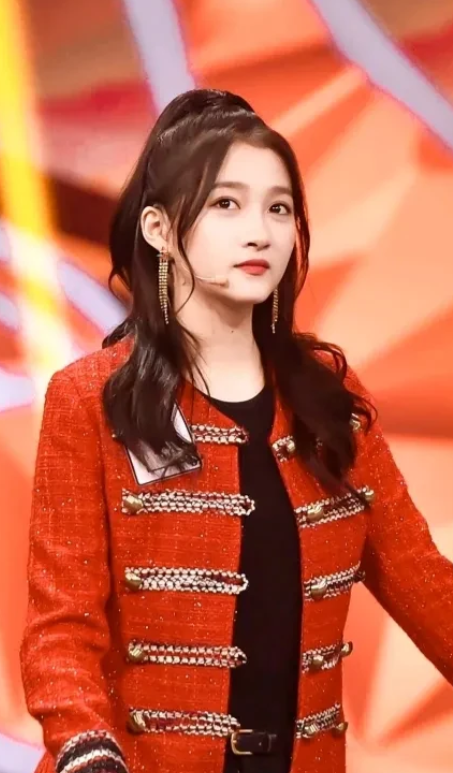 关晓彤是出了名的大长腿，可她绝非花瓶：

1、她4岁就出道，参演《烟海沉浮》，8