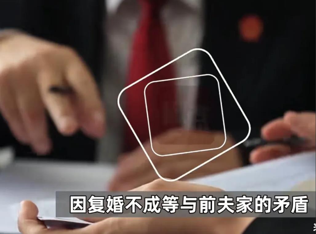 近日陕西西安，一女子因为与前夫复婚不成，一气之下在前夫家里喝农药自杀，过分的是，