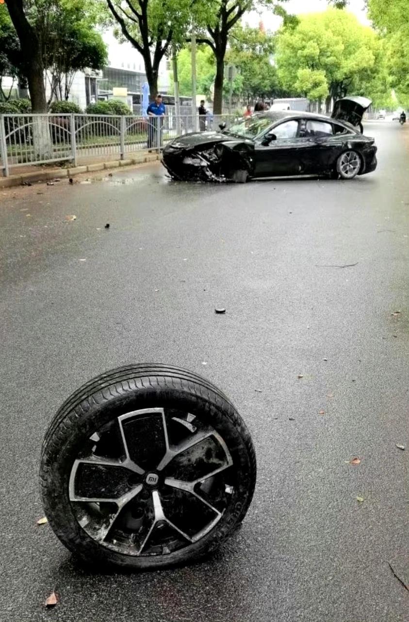 小米SU7厉害，撞车后，轮胎在脱离车主体，滚动一段物理距离之后，还能以这么优美的