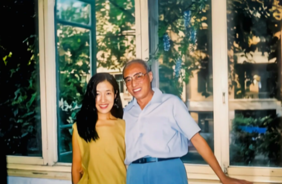 1986年，65岁的知名火箭专家杨南生与29岁的张严平结为连理，起初，张严平的父
