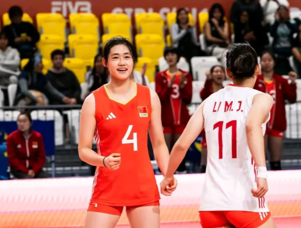 U17世锦赛中国女排仅用70分钟，3：0横扫日本，夺得首届冠军。三局比分：25：