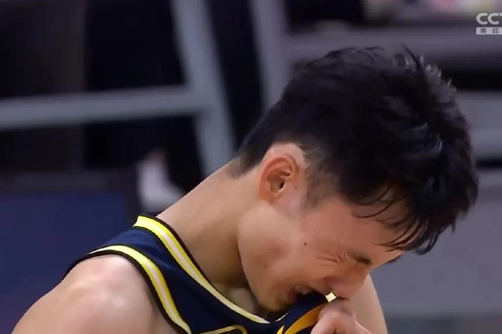 太累了！徐杰谈出场45分钟：

“打到后面确实有一点点累，但还是想着再坚持，咬牙