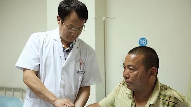 12年，河北男子为省百万医疗费，自锯右腿！没麻药疼的咬碎4颗牙