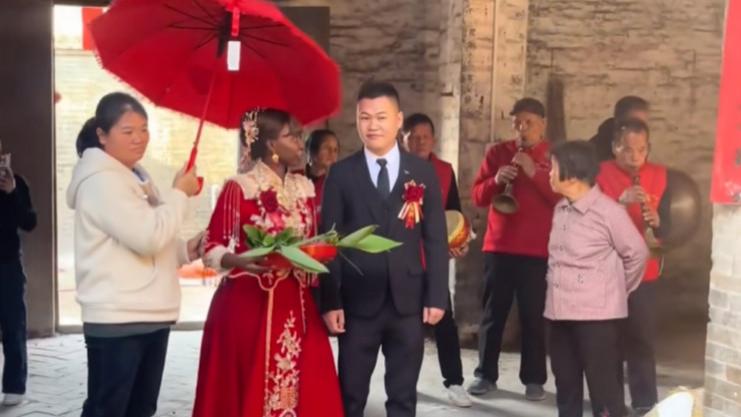 广西小伙迎娶非洲新娘，相识6年生下女儿，新郎：回国给娃上户口