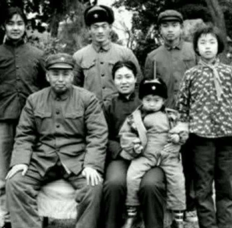 1975年，广州军区司令许世友上将的儿子驾车，去看望上大学的妻子。半路上，因为车