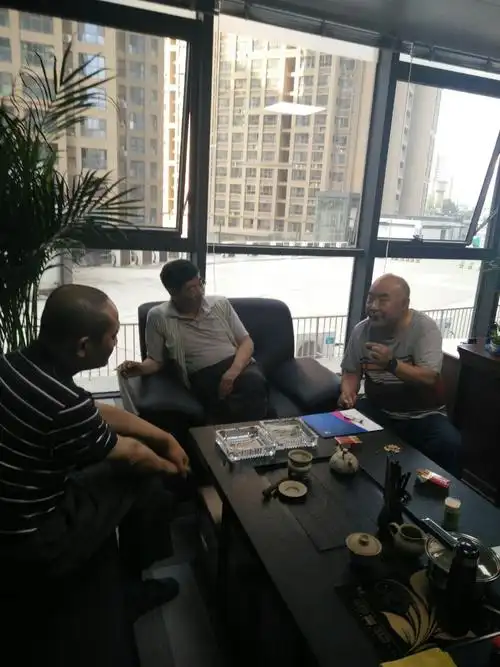 公司把50岁的副总给辞退了，给了30万补偿。副总问老板，是不是嫌我的年龄大了。老