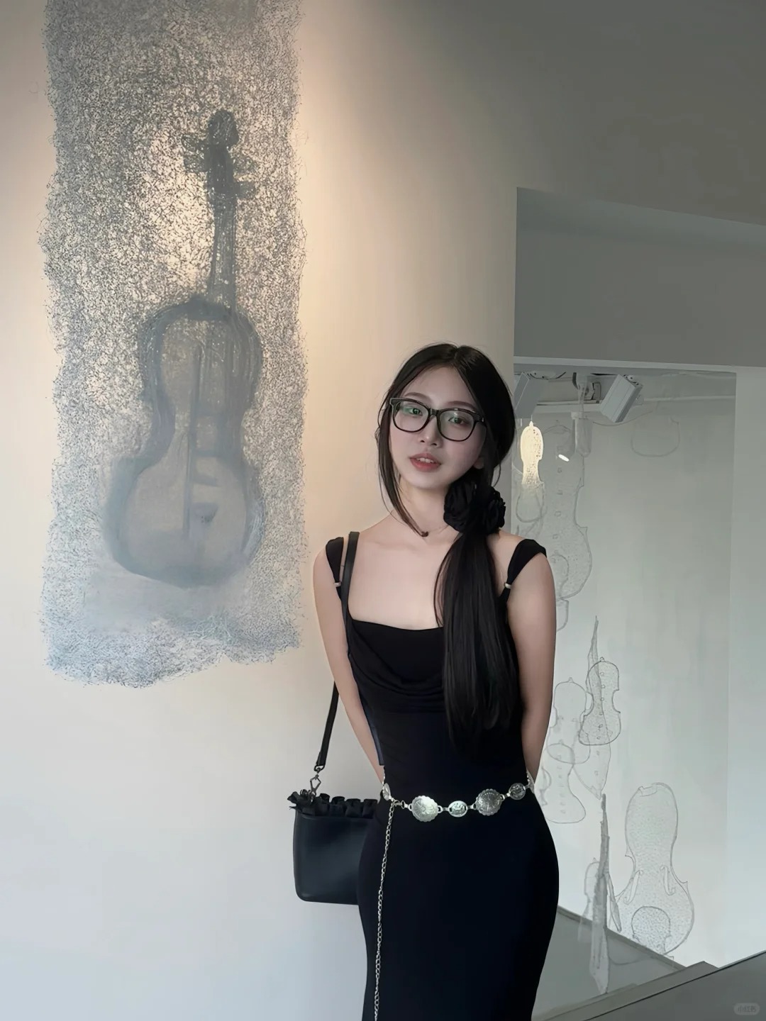 织造的像素花园🖤
展品都是用白色和黑色钢丝编制的，有各种乐器、汽车等，人也不是