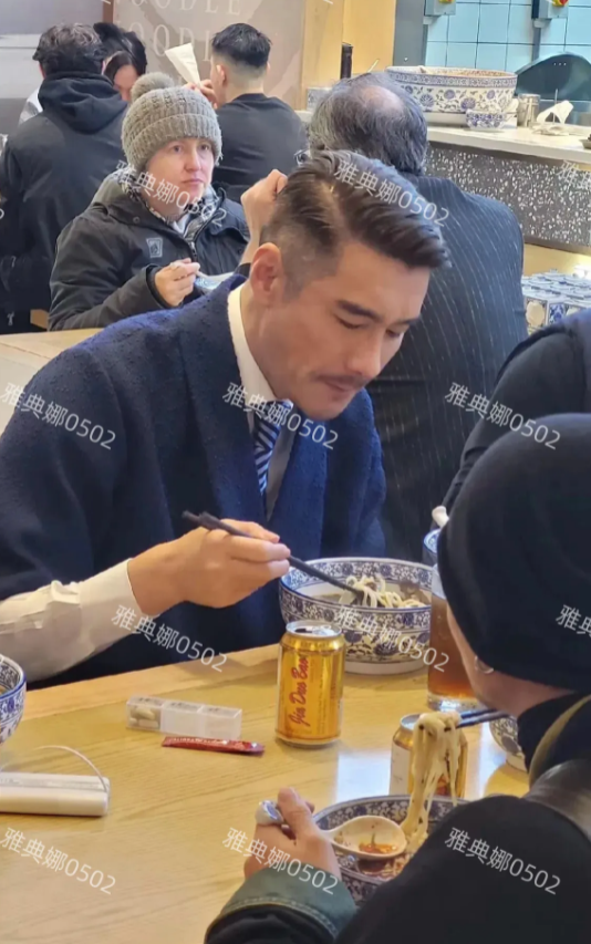 伦敦偶遇胡兵吃兰州拉面，53岁的他西装革履绅士有型，竟然把拉面吃出了米其林的感觉
