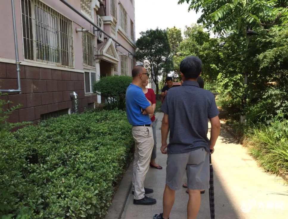 河北石家庄，大爷大妈认为一二楼的楼梯是私人财产，私自将楼梯砸毁。5年来，楼上业主
