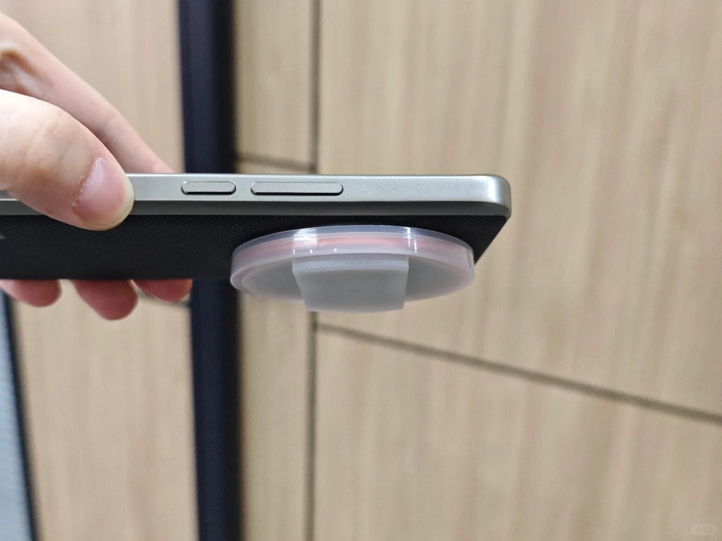 前两天有人说银鹭八宝粥别丢，盖子能够当14 Ultra的镜头盖。
结果不止银鹭，