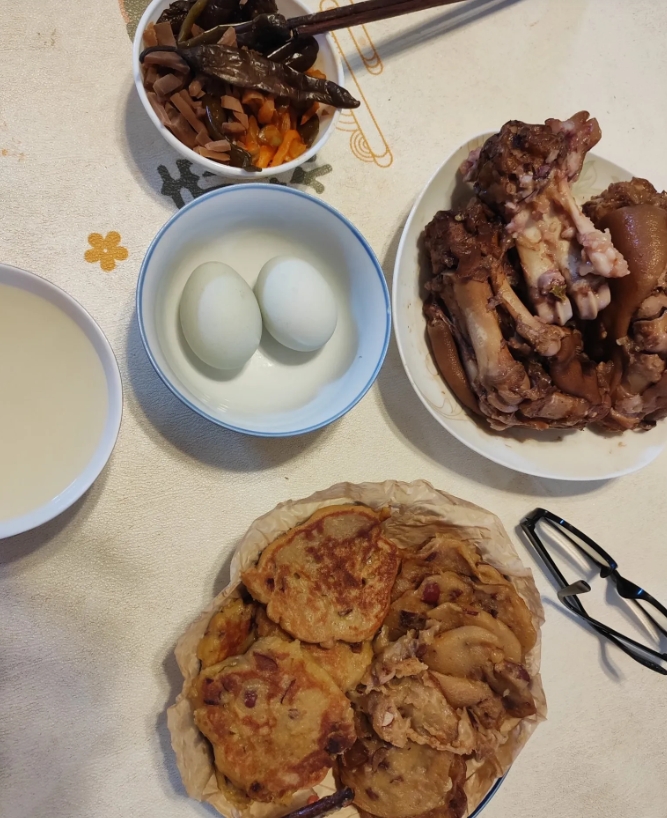 一家人的对话，没有一个高兴的。
婆婆说你们一定要对**和**（大姑姐和小姑子）好