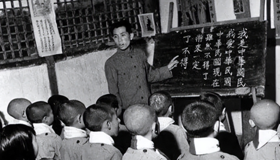 1949年，大汉奸朱大同被拉到刑场枪毙，周围骂声不断，但他的脸上却挂着笑容。陈毅