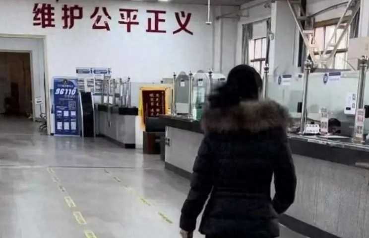 40岁营销总监崔丽丽出差遭上司性侵，虽打赢官司却遭公司解雇。在历经九个多月的艰难