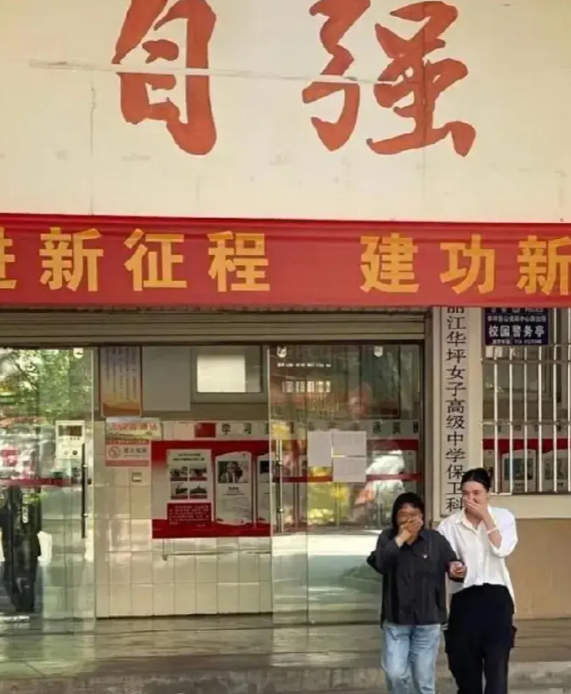 看一次笑一次……
看到宋佳和张桂梅的这张合影
是否会想起，你小时候与好朋友
一起
