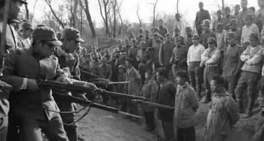 这张照片是1941年日军记者拍摄的，地点是河北某地，一些日寇新兵正在学习刺杀训练