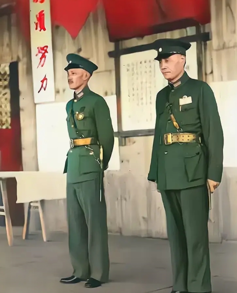 蒋校长明显营养不良！这个怎么看不像校长，北伐时期校长刚届满40岁正是体健智满孔武