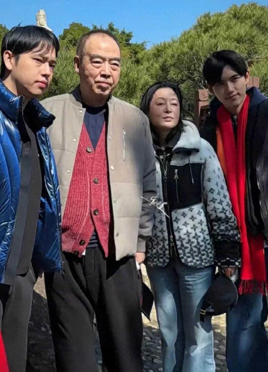 黄晓明和陈凯歌两家人聚餐，56岁陈红风韵犹存，孕妇的肚子好大呀！这消息一出，好多