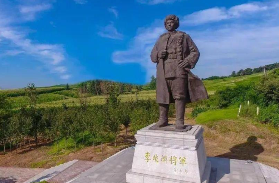 1946年，哈尔滨，抗联将领李兆麟夜里支开众人 ，连警卫都没带，悄悄地进入一栋房