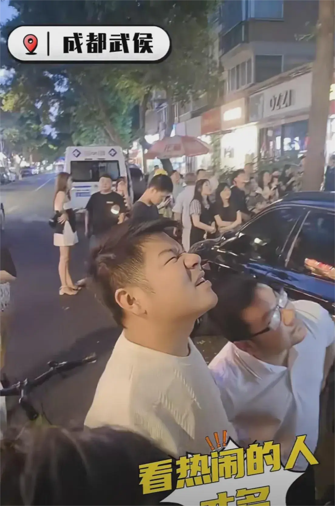 大型社死现场！
520当晚，成都一男子身着内裤趴在5楼窗外，男子一边一只脚跨在两