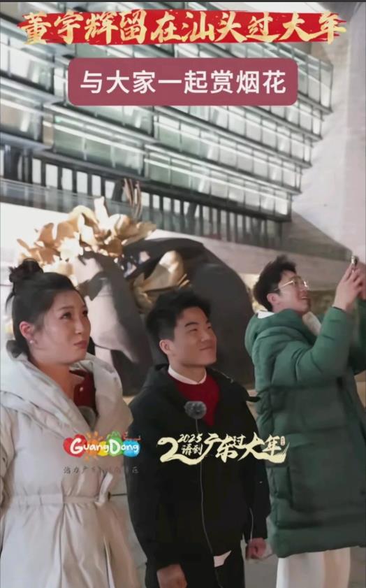 盼盼还是破防了，强撑着眼里闪烁的泪光，大直男董宇辉的浪漫，根本没挡住。
当他唱起