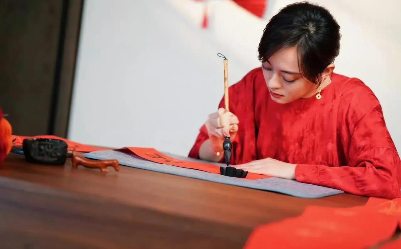 孙俪不语只是一味展示才艺！她以笔为媒传递真挚祝福，寄情于墨书写美好祈愿。
娘娘真