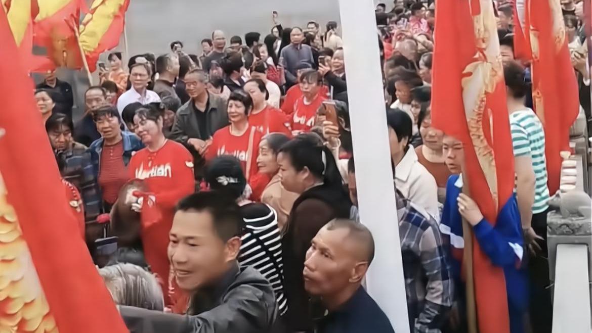 湖南86岁高中退休校长再婚，场面隆重，亲友：女方初恋是北大才女