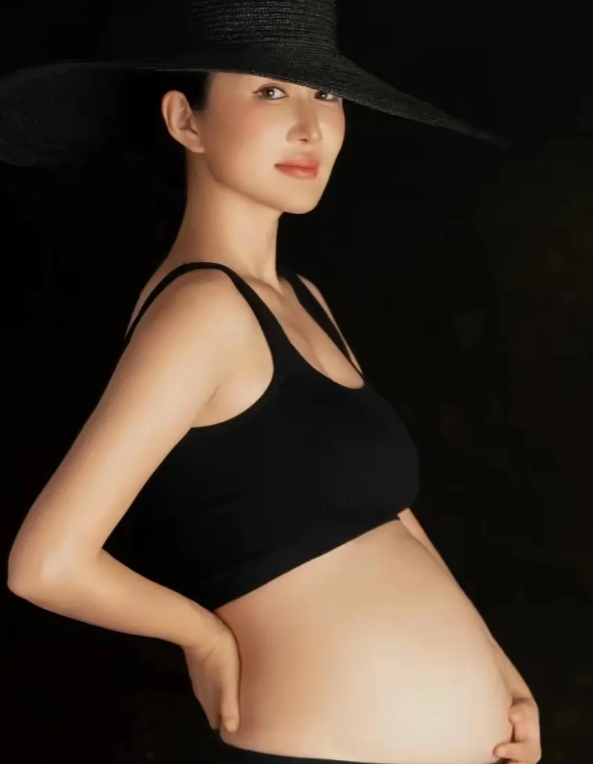 张纪中妻子官宣四胎，勇敢追梦不畏年龄