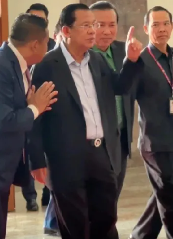 现在的洪森一个头两个大！

洪森最近头疼不已，他的长子洪马奈不务正业，玩起了大国