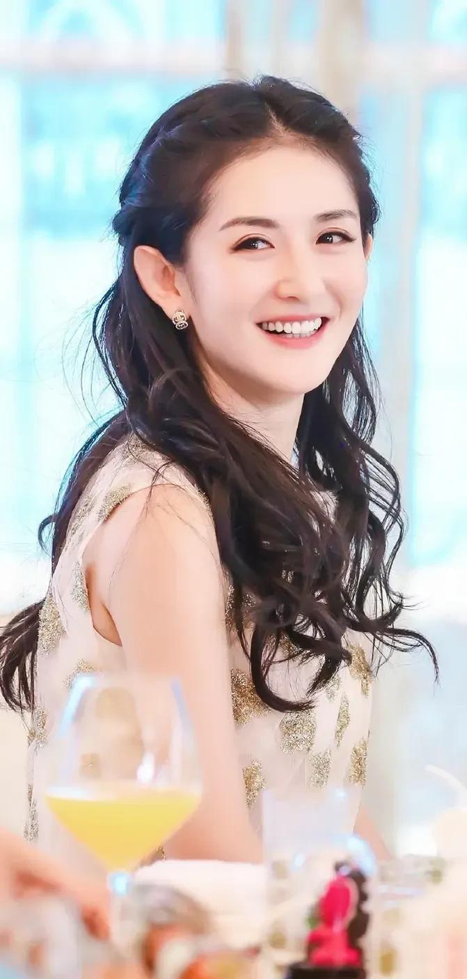 杨迪询问谢娜：“你的两个女儿会不会吵架？”谢娜回答道：“会啊，她们经常吵！
