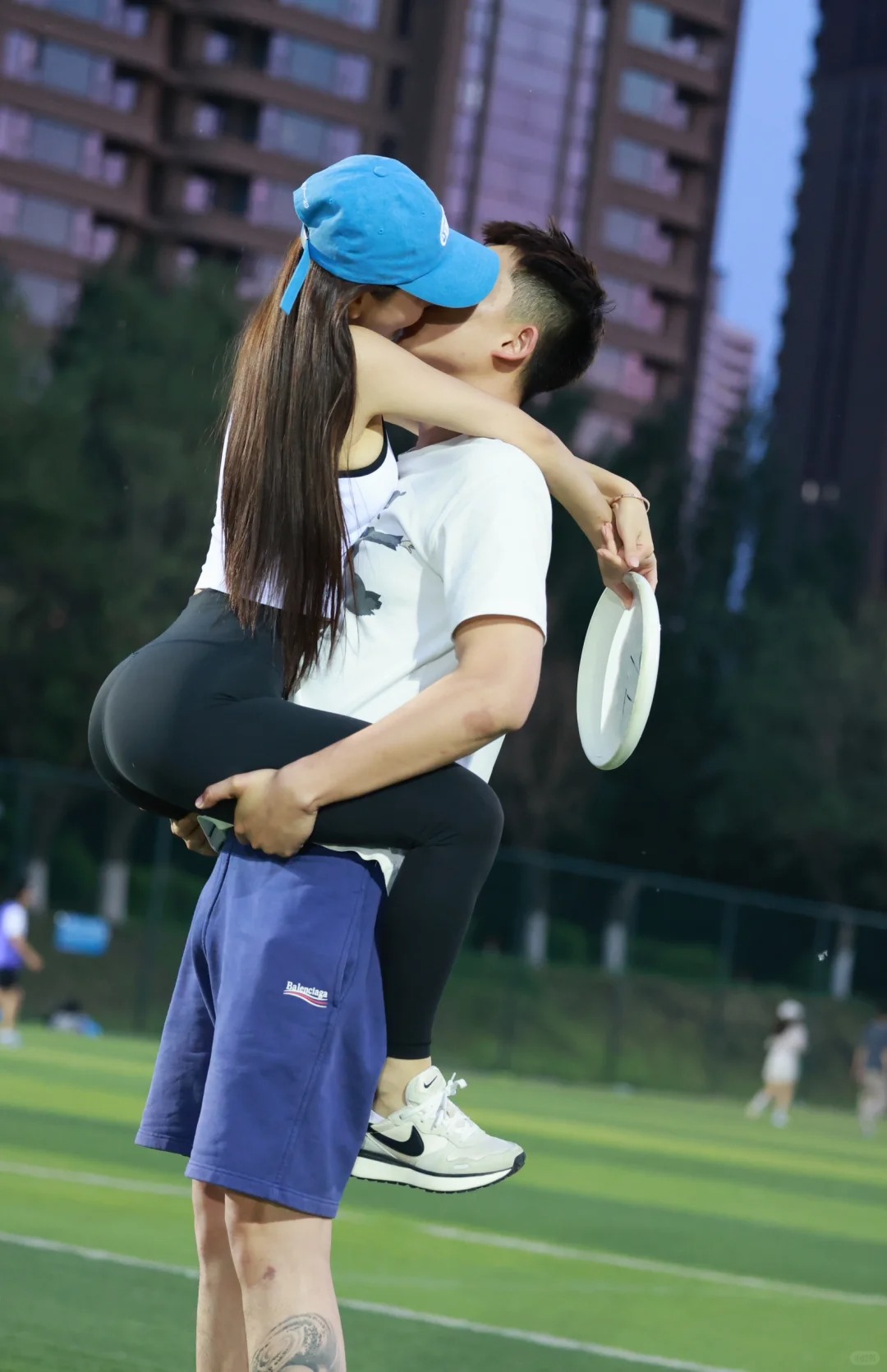 今天在场上拍到一对情侣
哈哈哈超级出片