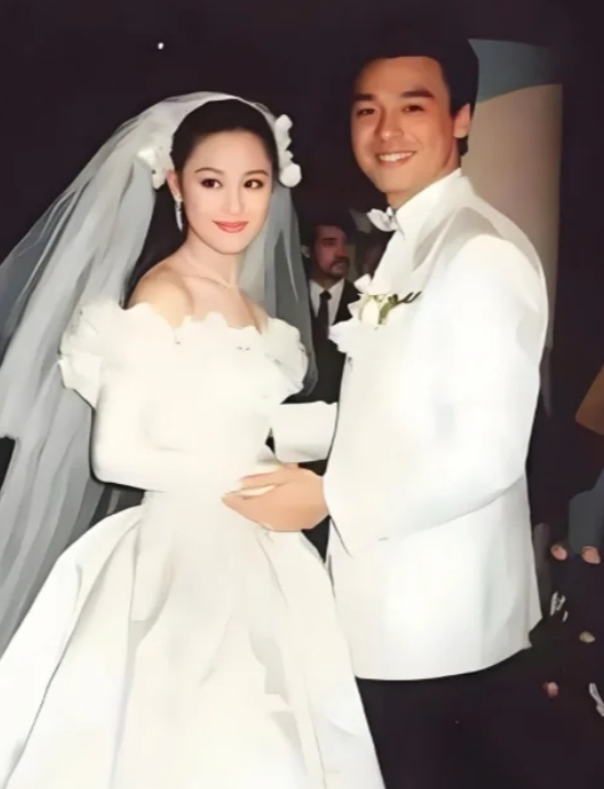 花300万娶她回家，婚后欠债2.5亿