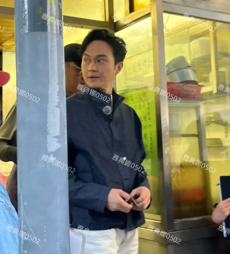 张智霖的颜值被低估了，本人太靓仔了!
不敢相信他都53岁了，皮肤好五官俊朗，头发