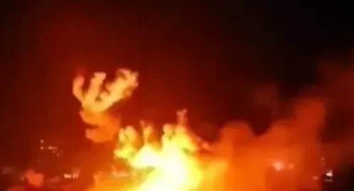 俄军居然自己轰自己人，这些熊兵胳膊上还绑着俄军的白色标志带！