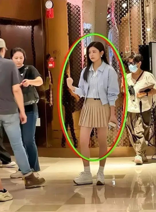 无意间刷到陈妍希路透图，瞬间被其满满的少女感吸引！很难想像已经42岁的人依旧满脸
