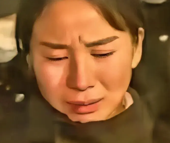 家暴男贺某阳为什么没有被判死刑？那是因为小谢忽略了这三点。
一直在对小谢提供帮助