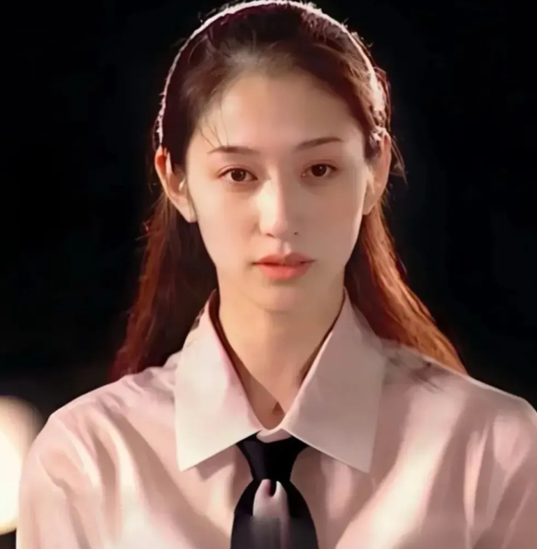 为什么李小冉被认为是内娱公认的美人
原因无非这3点

1. 皮肤白，和她一起合作