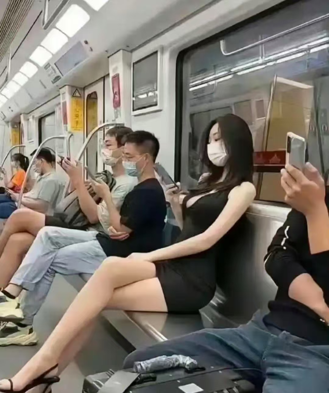 地铁里的美女一般两边都没人挨着，为什么没人想挨着啊？这是有什么说法吗？