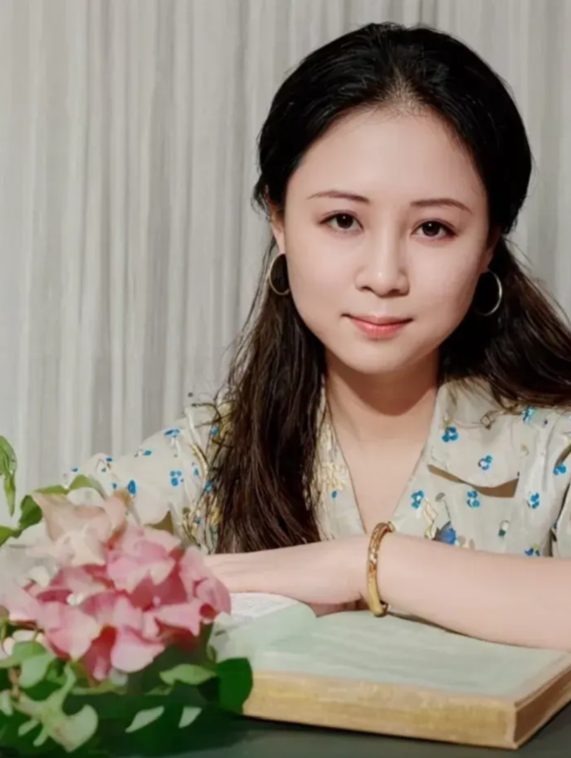 琼瑶阿姨年轻时长的太清秀纯洁了，而且还是个才女，她的感情是那么的与众不同，喜欢比