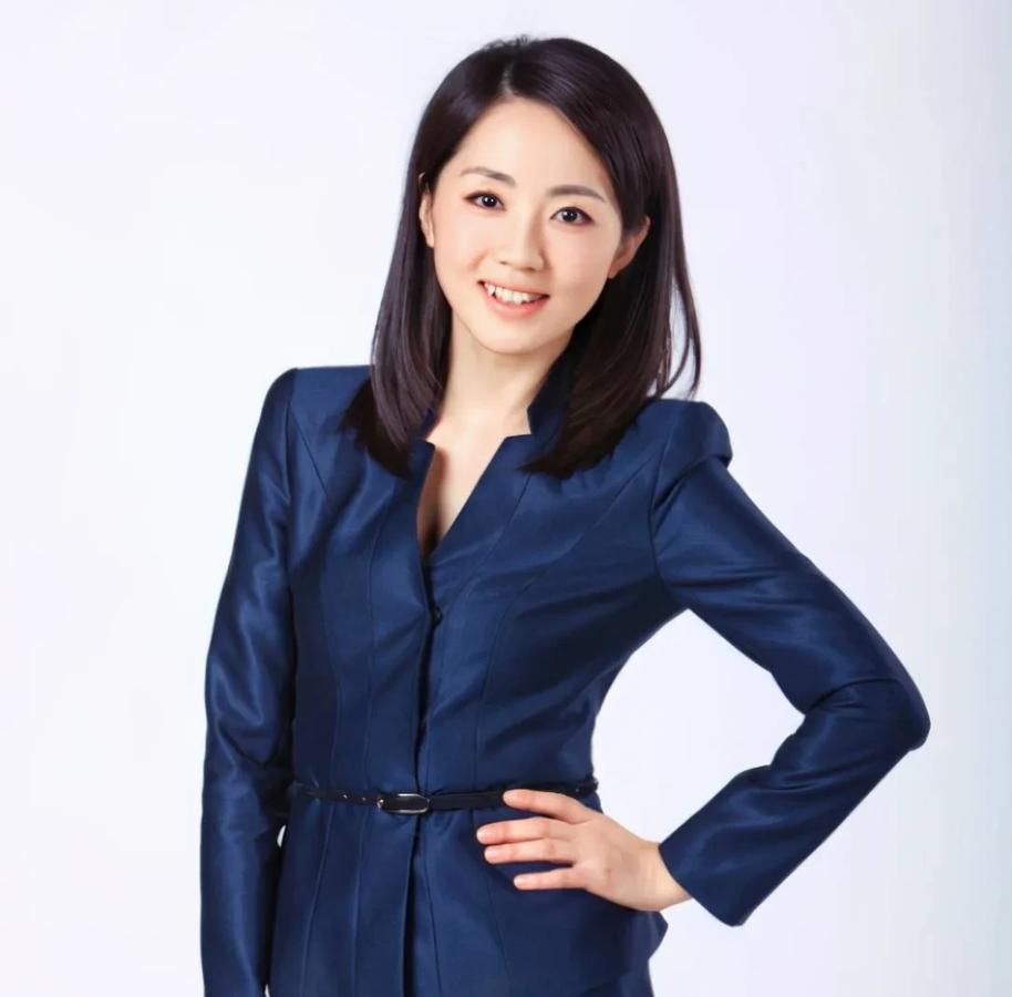 央视主持人杨丹一家三口，看看有多有趣！

丈夫，佟强，大学同学，暗恋杨丹，在学校