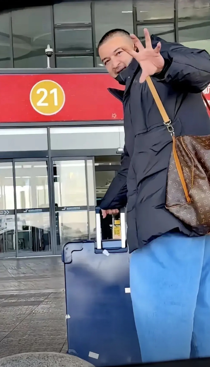 纷纷攘攘的同曦队男篮前主教练西热力江辞职事件终于告一段落了！
最近，前同曦男篮主