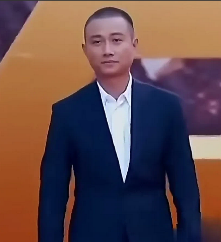 文章真的是一个被感情给毁了的好演员。如果当年他真的就和姚迪在一起了，对姚迪负责了