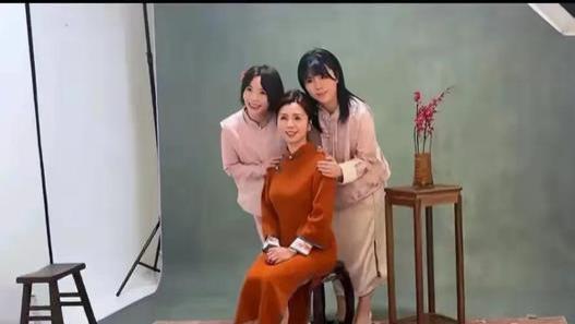 黄雅莉元宵节晒一家七口全家福，两位妈妈都好有气质！