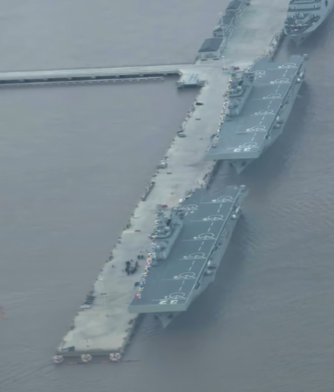 太壮观了！中方13艘登陆舰同框，这一幕令白宫嗅到危险！