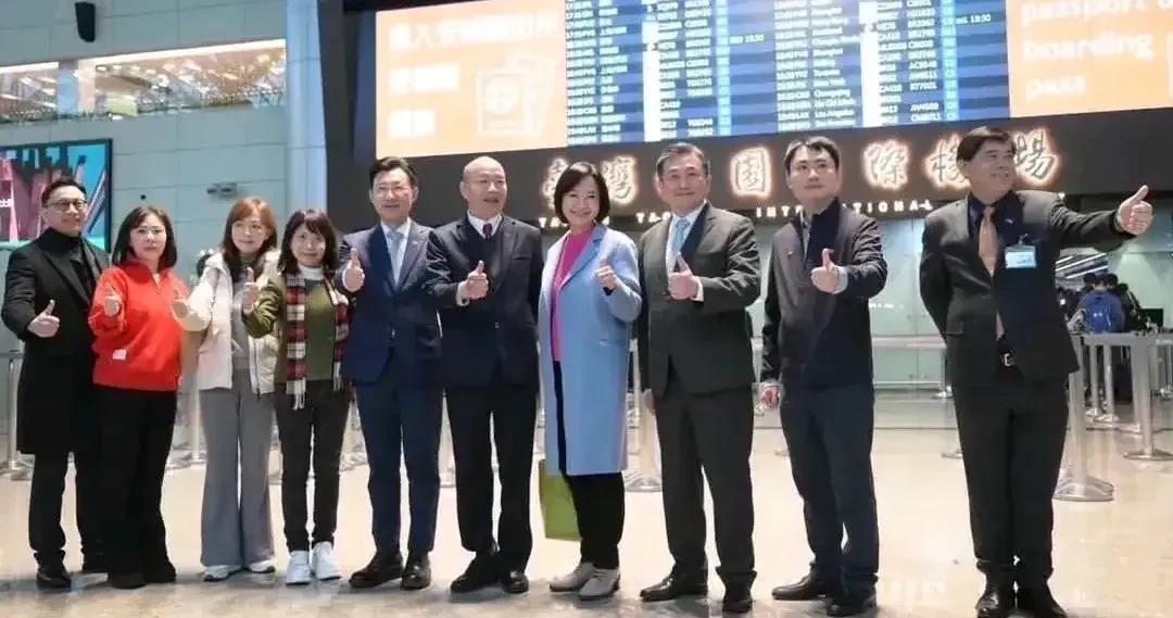 台湾政坛又整幺蛾子啦！韩国瑜本来要从桃园机场启程去美国，国民党临出发却变卦，江启