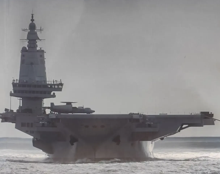 福建号海试时的乘风破浪，令人印象深刻。更令人好奇的是，其甲板上停留着一架新型舰载