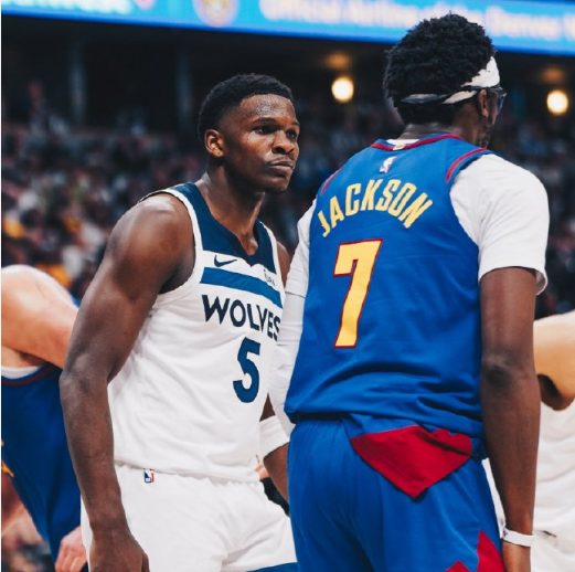 咱就是说，NBA的裁判比CBA的还双标！爱德华兹强吃成功后，只是看着雷吉·杰克逊