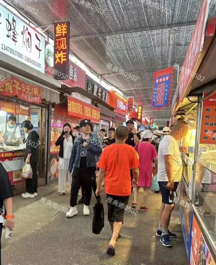 大连大湾市场偶遇任贤齐，58岁的他本人很年轻，他说自己每到一个地方特别喜欢去有烟