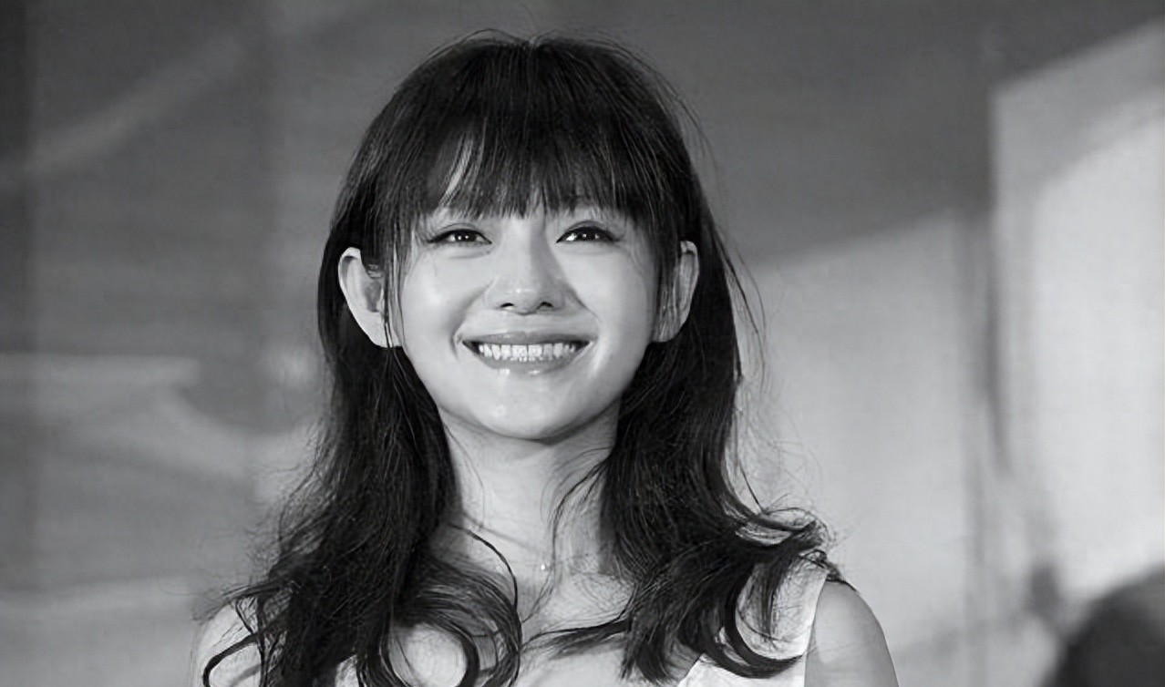 想想看，前段时间还在王伟忠女儿家宴上露面，照片里气色看着还不错呢，这怎么就突然…